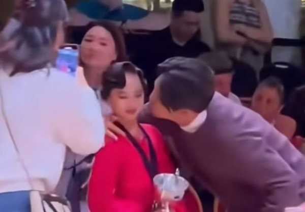 孙俪女儿拉丁舞夺冠后被男老师亲脸