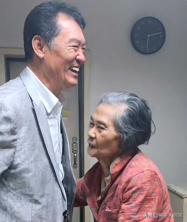 祝延平探望张子健前妻母亲!紧拉手暖心叮嘱