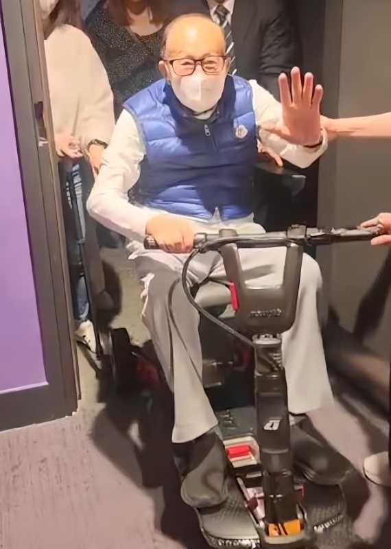 6岁李嘉诚坐轮椅看五月天演唱会"