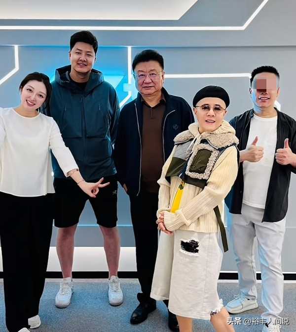 曝金龟子全家现身日本!61岁王宁脸色暗沉