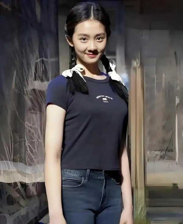 黄多多近照曝光 美貌不输妈妈
