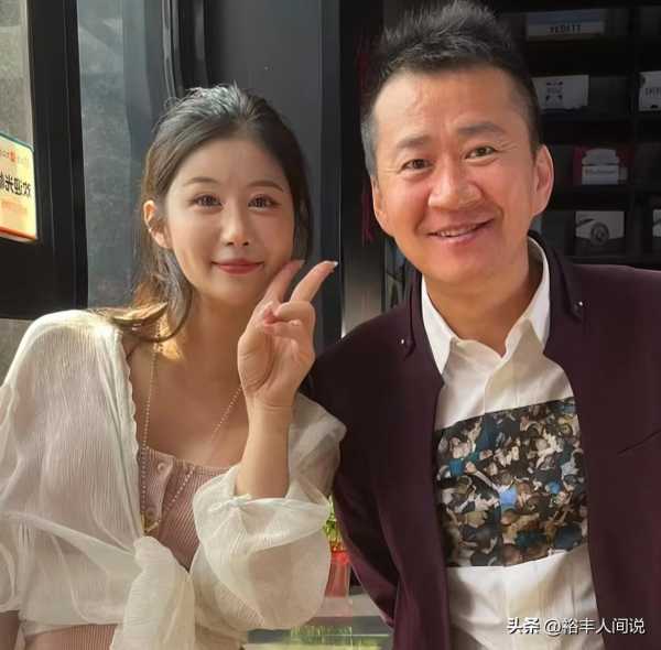 李嘉明小18岁妻子回击恶评!一个贪钱一个为色