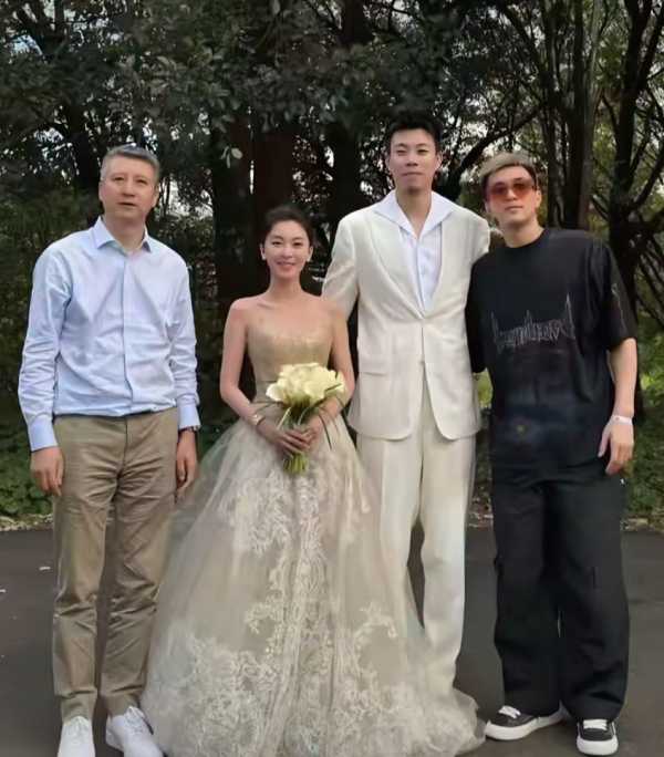 辽宁男篮张镇麟低调完成婚礼