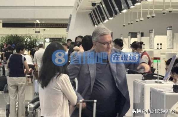 国足主教练伊万凌晨离开中国飞往卡塔尔