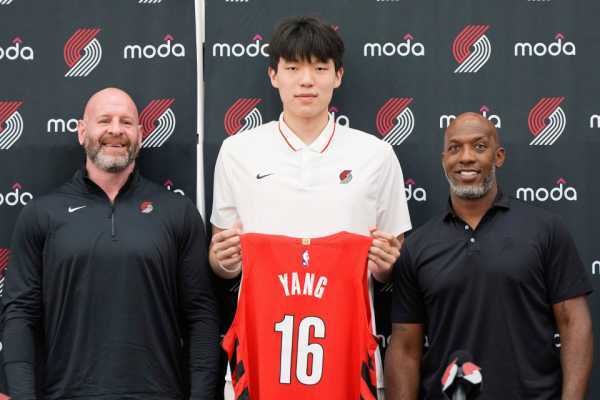 杨瀚森正式亮相开拓者 持16号战袍