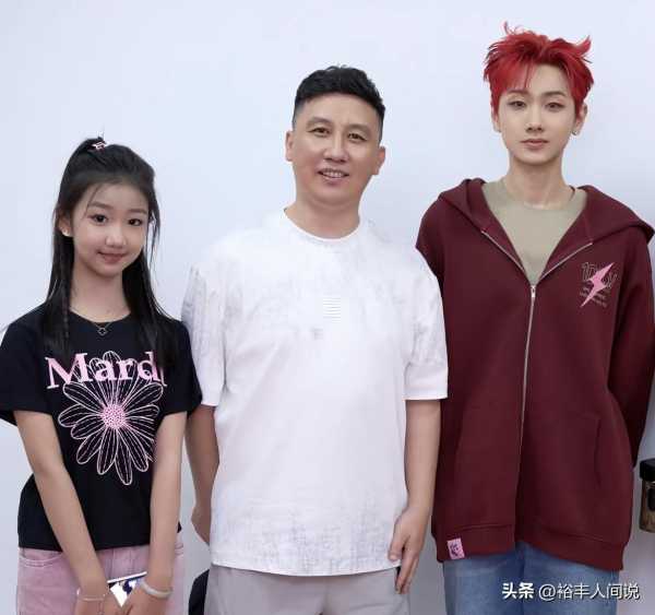 杨树林携女儿追星汪苏泷!模样俊俏像痩版胖丫
