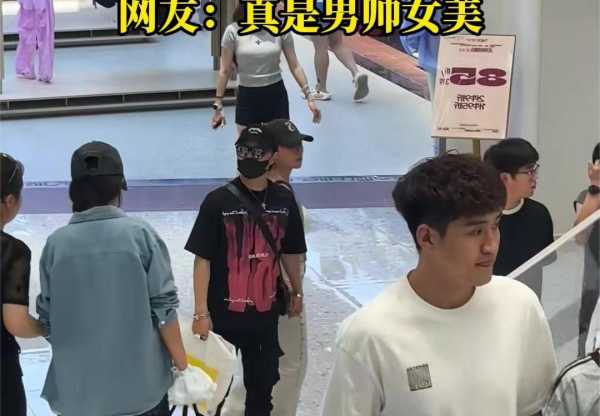 汪峰和女友手牵手逛街!森林北身材火辣打扮很少女