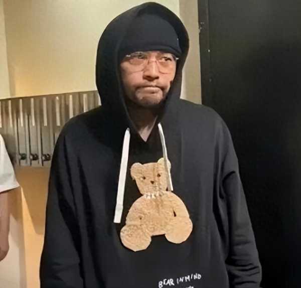 周杰伦强直性脊柱炎!日本逛街被拍佝偻背显老态