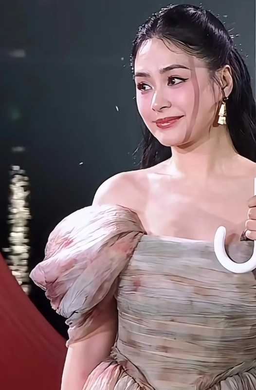 阿娇上影节红毯造型显臃肿