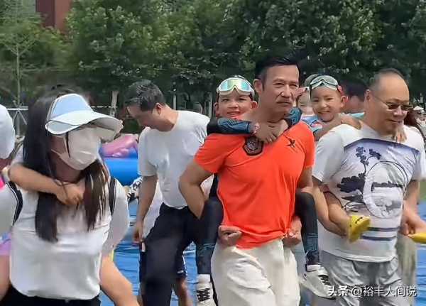 5岁李子雄参加8岁儿子学校活动!戴假发状态大勇"