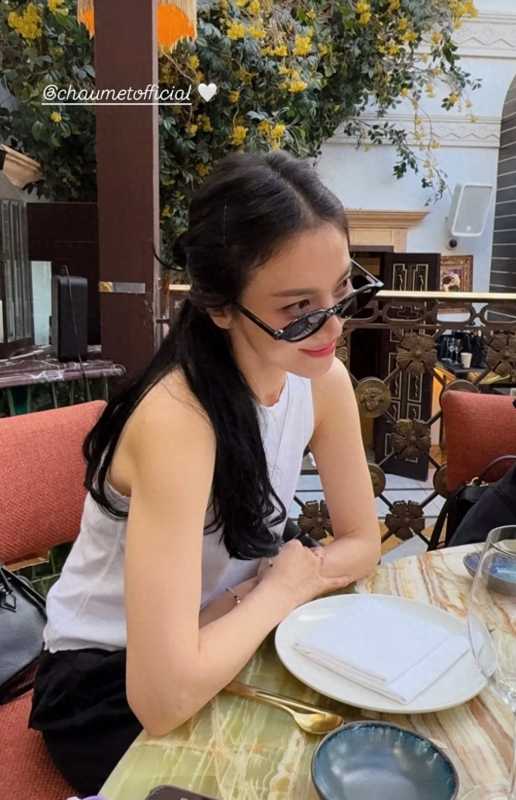 宋慧乔长发回归真的太美了!穿背心好瘦啊