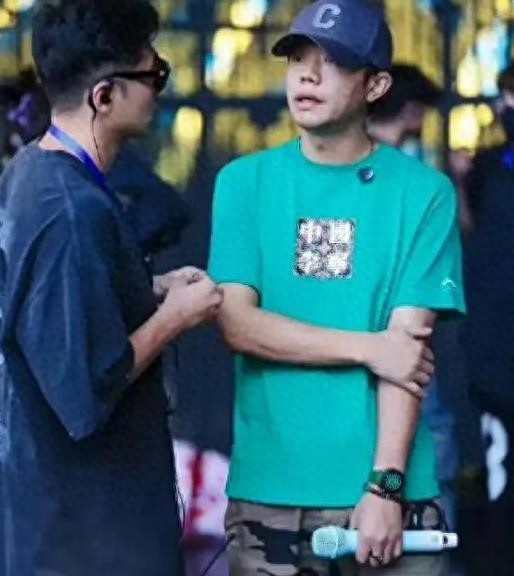 曾毅公开戴不雅手表是否违法