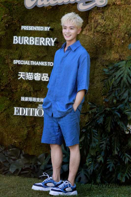 曹骏金发造型!翻红后首次参加时尚活动