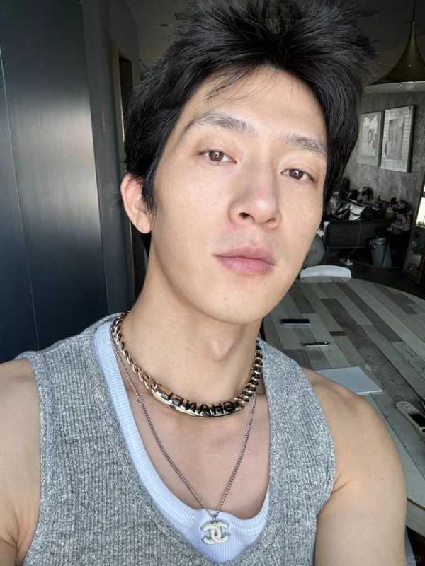 井柏然晒素颜照自称“中年男子”
