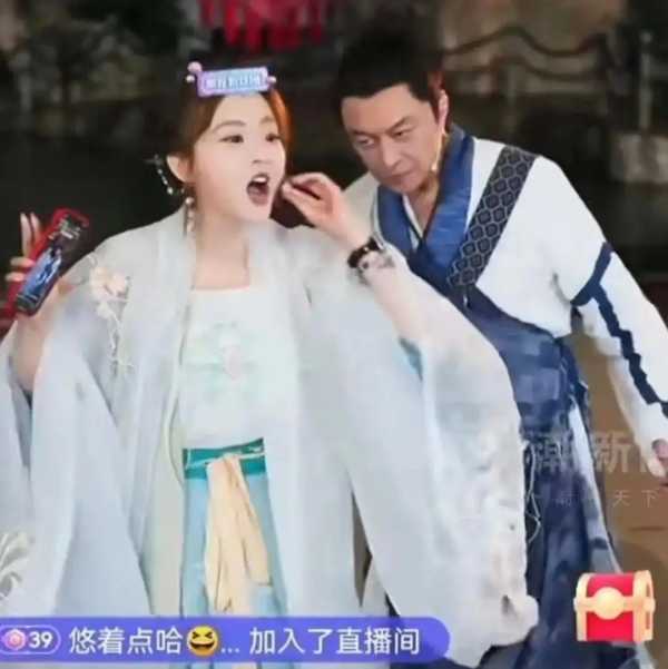 63岁马景涛直播时晕倒
