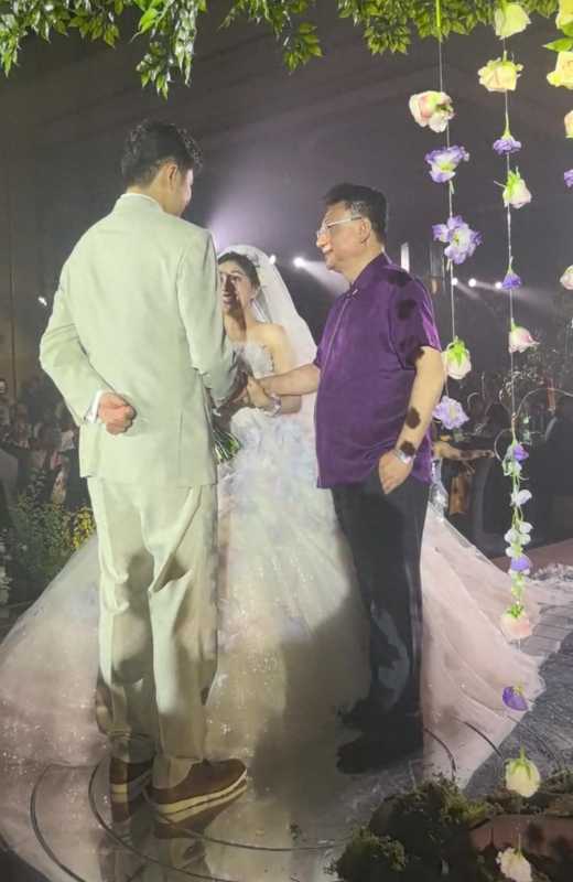金龟子女儿办婚礼 领证3年已育一子