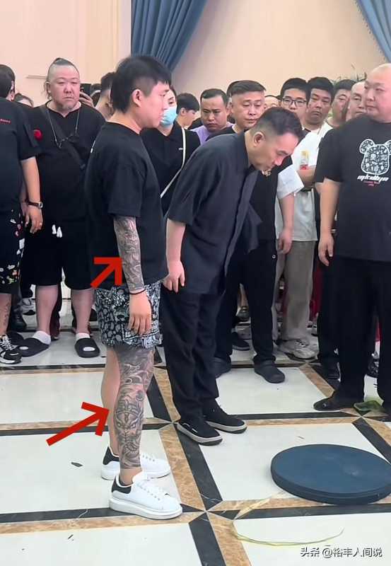 曝杨少华儿子悲伤过度从灵堂被抬出