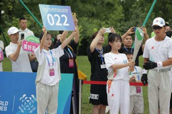 李子柒担任成都世运会火炬手