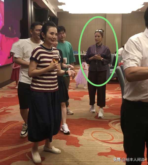 王志携妻子朱迅回衡东老家!街头与老人热情交谈