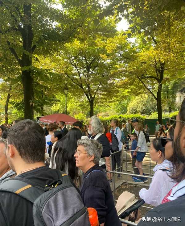 张纪中一家现身巴黎游玩!背着腰凳抱着女儿