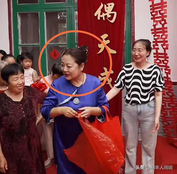 王茜华现身农村参加婚礼!亲自发红包无人识