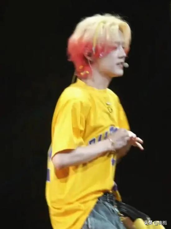 鹿晗在演唱会现场摘戒指!引爆全网解读