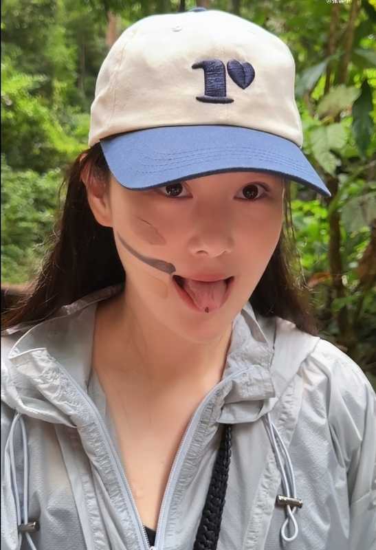 张馨予雨林徒步后脚肿成“猪蹄”