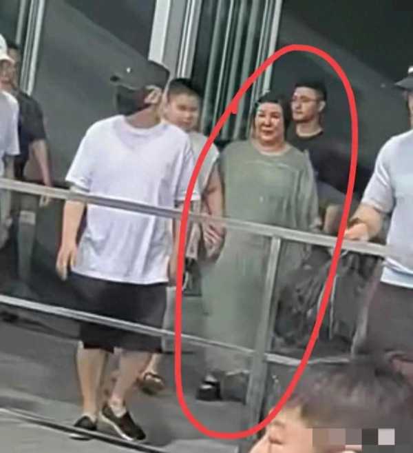 郭德纲一家三口罕见露面!王惠胖到200斤