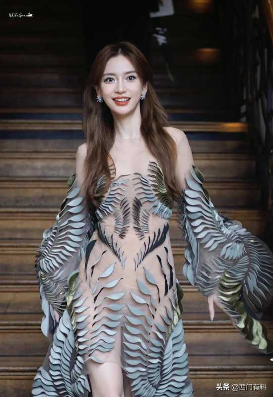 Angelababy巴黎时装周依然走日系芭比风