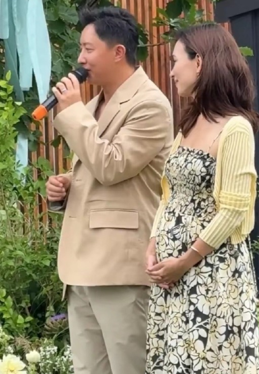 韩庚妻子卢靖姗二胎孕肚照曝光