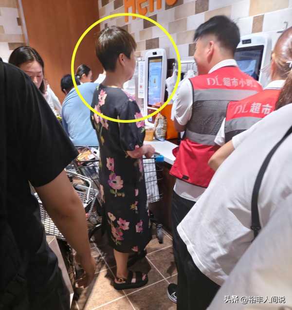 于东来妻子现身胖东来超市购物!穿花裙太朴素