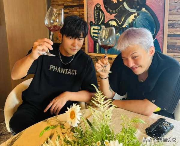 周杰伦晒与权志龙喝酒合照
