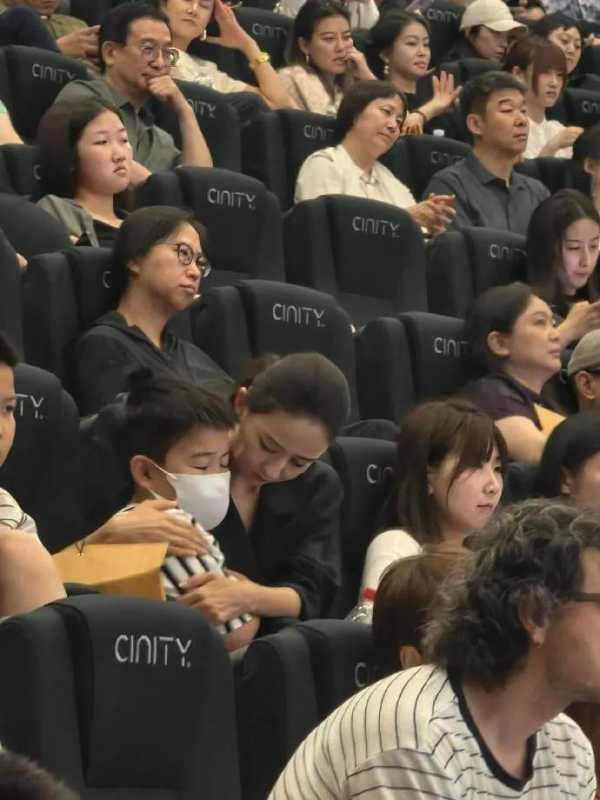 佟丽娅带儿子看《南京照相馆》