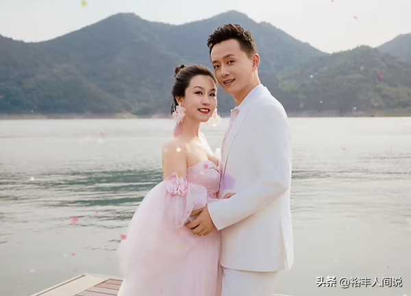 演员吴健罕晒照庆结婚22年!妻子身份曝光