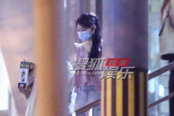 小沈阳夫妇带女儿和朋友聚餐