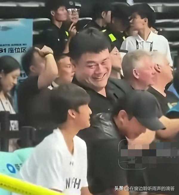 邓超和儿子看AUBL决赛!与姚明同框