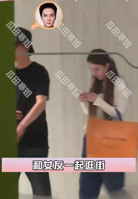 冯绍峰带女友逛街感情稳定