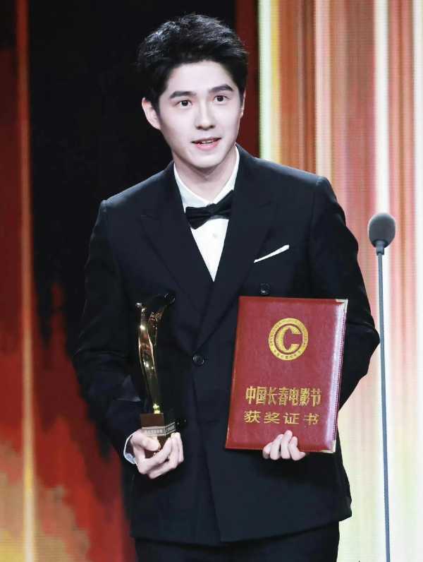 刘昊然凭解密获金鹿奖影帝