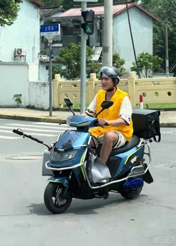 起猛了林更新都来送外卖了!看来现在钱真难挣呀