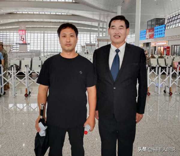 大衣哥现身火车站送新兵!穿正装打扮帅气