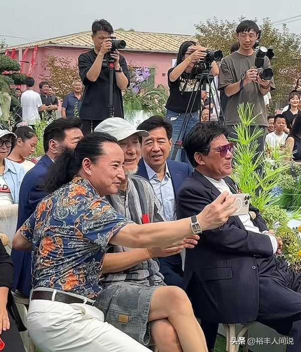 北京富豪大婚!朱时茂主持陈佩斯被敬烟