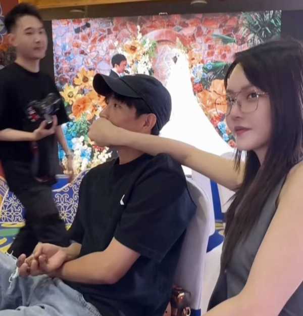 古早网红“天佑”与崔阿扎登记结婚