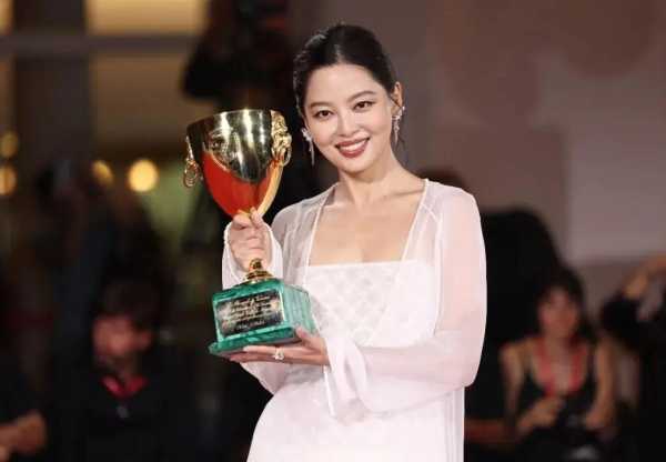 辛芷蕾发长文感谢前经纪人梁婷