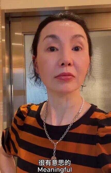 张曼玉钻鸡窝取鸡蛋!定居法国农村