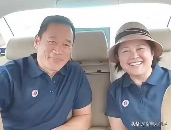 丁海峰携发妻回淄博老家!妻子状态不输王思懿