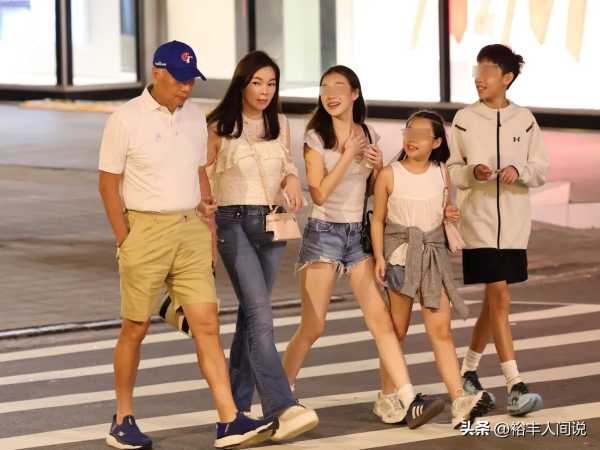 郭台铭一家外出！牵手娇妻秀恩爱
