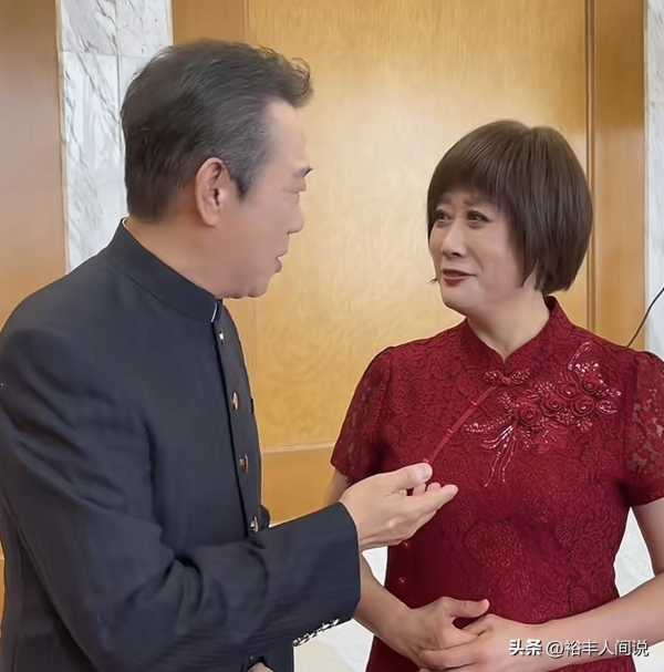 0岁央视主持人汪文华现身!穿红色旗袍皮肤超好"