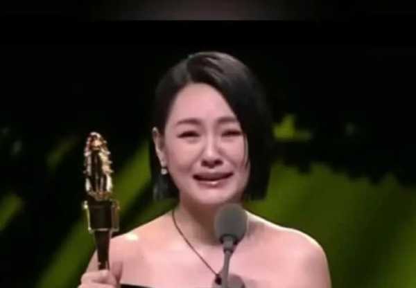 小S哭着说把奖杯献给妈妈
