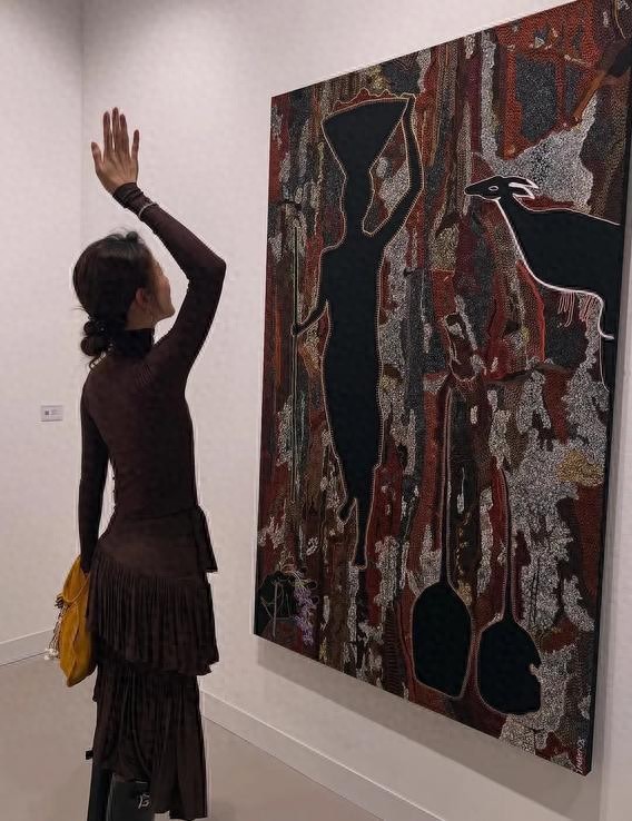 章泽天晒看展照片!网友称其耳环价值77.5万