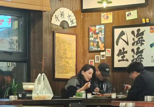 汪峰携森林北聚餐被拍到室内抽烟
